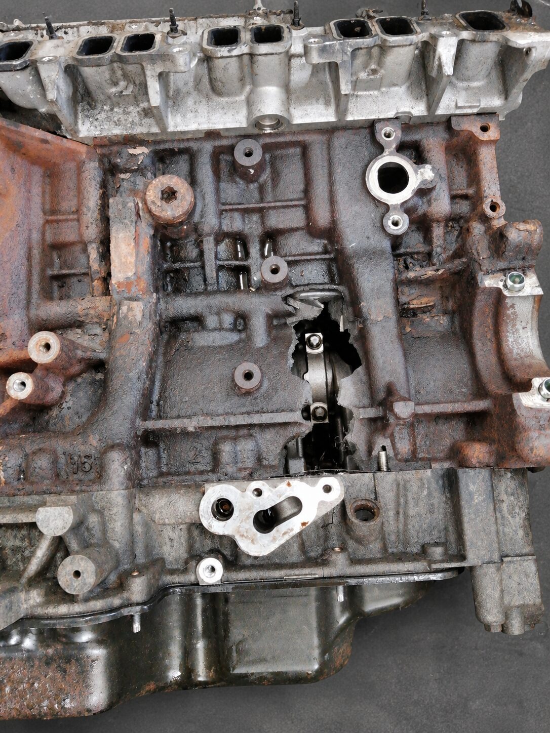 Großer Durchbruch im Motorblock nach Motorschaden